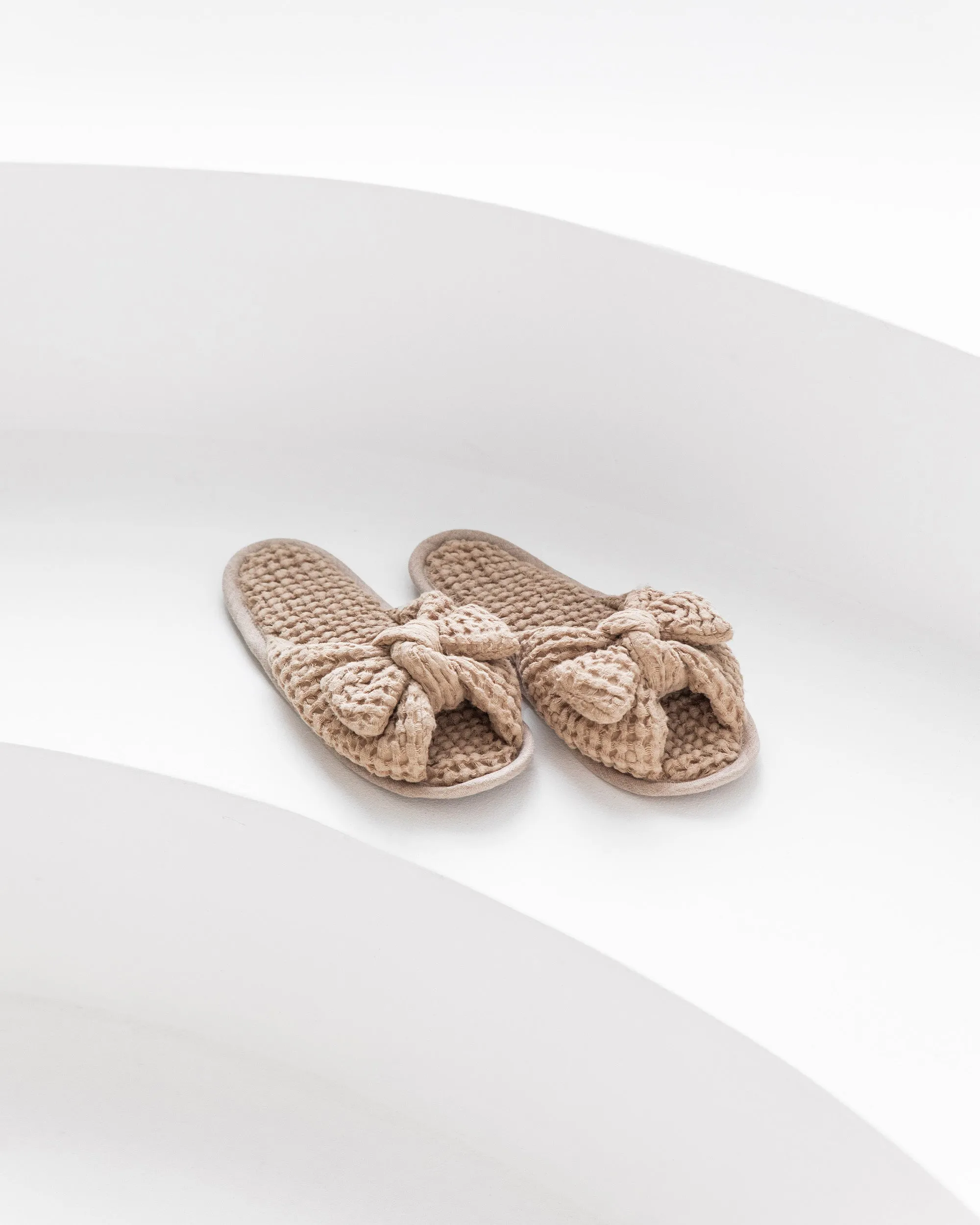 Bow tie waffle linen slippers in Natural