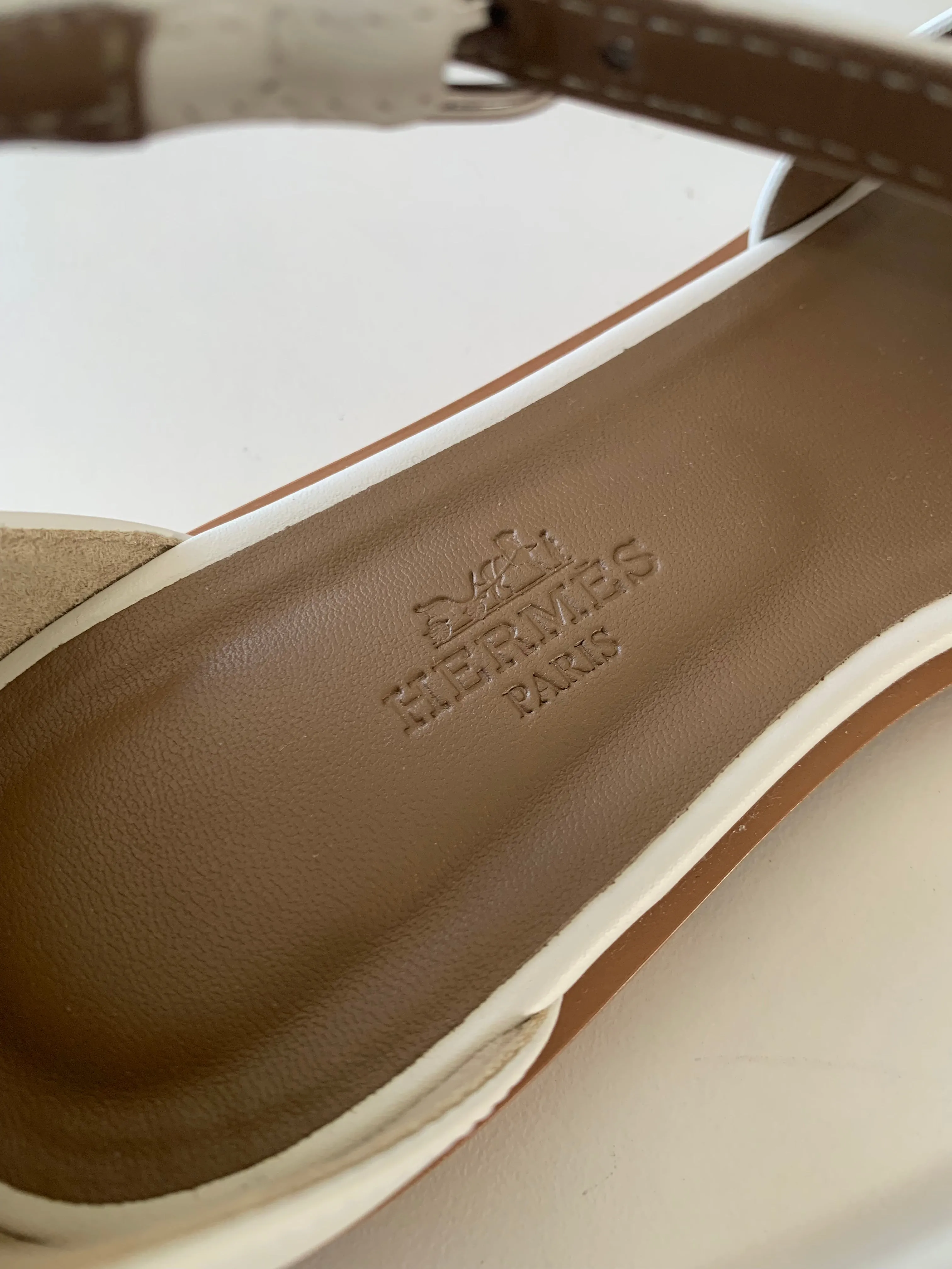 <b>HERMÈS</b> <br>Santorini Sandlas 36